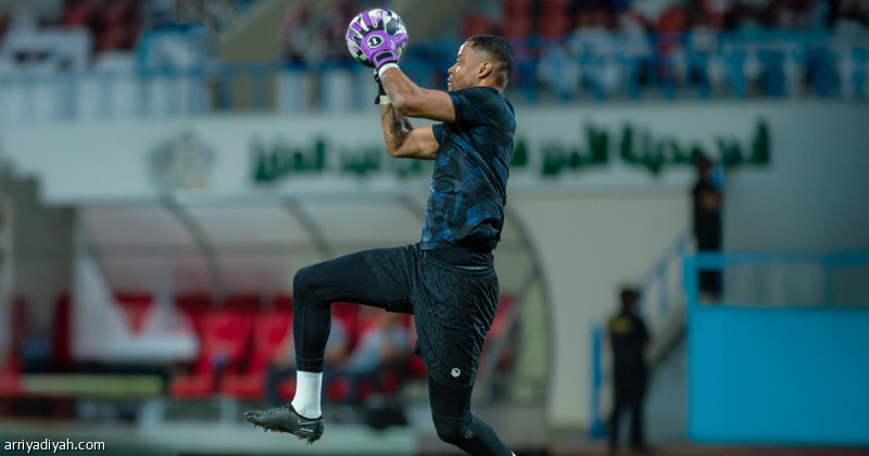 طرد الحارس باولو فيتور في مباراة النصر والأخدود بالدوري السعودي