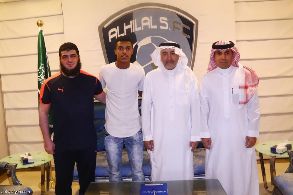 الهلال يوقع مع بامسعود والجمعان عقود احترافية